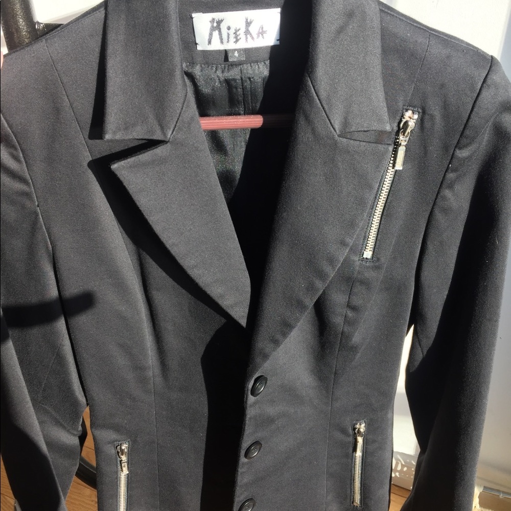 Mieka fitted black blazer with zipper details